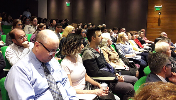 Personas en auditorio